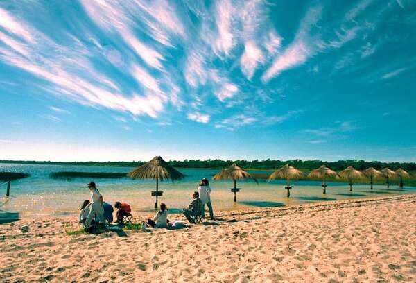 Senadores oficialistas impulsan feriado el 2 de enero: argumentan impacto económico y beneficio familiar - Política - ABC Color