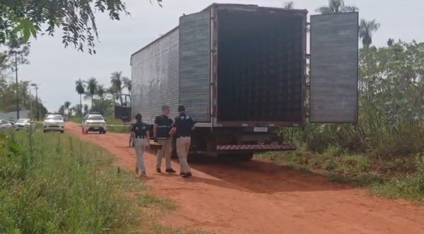 Ypacaraí: delincuentes interceptan camión y roban 926 cajas de zapatos | Unicanal