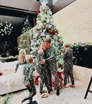 Luisana Lopilato y Michael Bublé ya armaron el árbol de Navidad con sus cuatro hijos - Gente - ABC Color