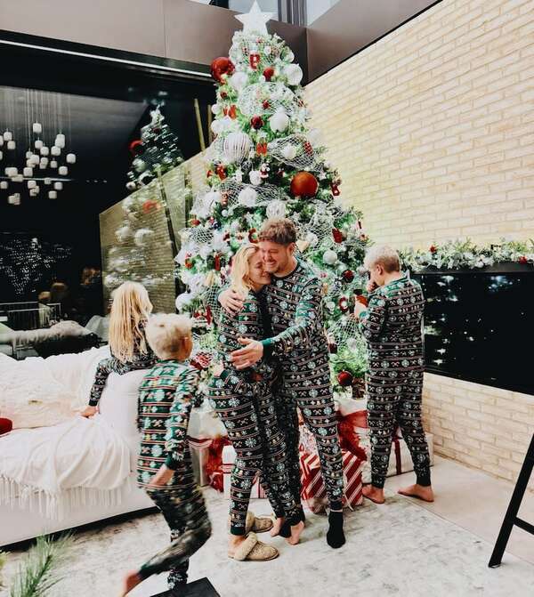 Luisana Lopilato y Michael Bublé ya armaron el árbol de Navidad con sus cuatro hijos - Gente - ABC Color