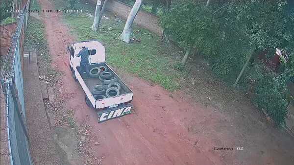 (Video) Camioncito arroja cubiertas usadas mientras circula por una calle de San Lorenzo » San Lorenzo PY