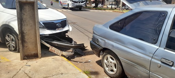 Colisión múltiple de vehículos deja importantes daños materiales