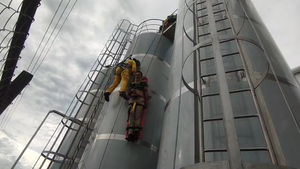 ¡Cayó a un tanque de cebada y se salvó!