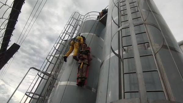 ¡Cayó a un tanque de cebada y se salvó!