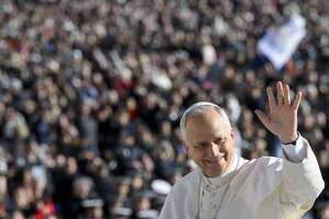 León XIV sorprende con una broma desde el avión papal - Mundo - ABC Color
