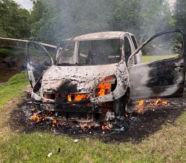 Asalto armado en Villarrica: delincuentes roban estación de servicio y queman vehículo utilizado en la fuga  - Policiales - ABC Color
