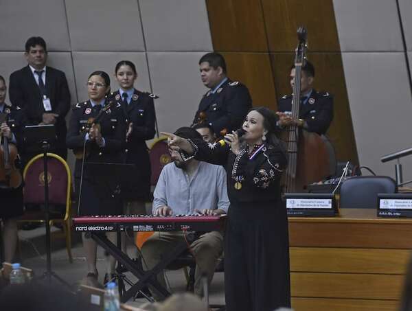 Lizza Bogado recibe Orden Nacional al Mérito Comuneros y aboga por “recobrar la dignidad” - Música - ABC Color