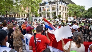 Víctimas de la mafia de pagarés marchan y exigen freno a embargos