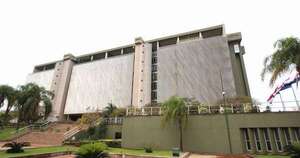 La Nación / Ley de bancos inhabilita al presidente de Atlas tras imputación por lavado