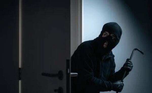 Solitario delincuente roba dinero y iPhone tras ingresar a un edificio