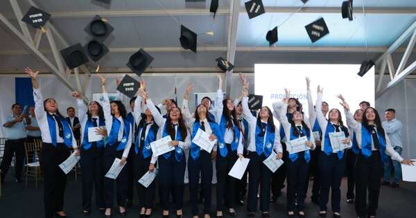 La Nación / La sexta promoción de jóvenes se graduó este martes en el Centro Educativo Arambé