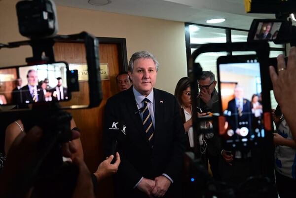 Mafia de pagarés: BNF priorizó contrato con empresa privada antes que con clientes - Política - ABC Color