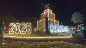 Encendido de luces navideñas ilumina la rotonda 2 de Mayo y la explanada municipal - Concepción al Día