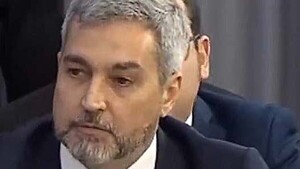 Según Abdo, Alliana agarra un micrófono y se acuerda de él