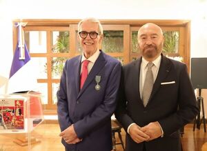 José Daniel Nasta fue condecorado con la Orden de las Artes y las Letras