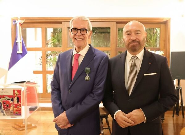 José Daniel Nasta fue condecorado con la Orden de las Artes y las Letras