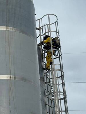 Bomberos rescatan a trabajador que cayó a un tanque que contenía cebada