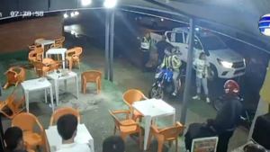 Video: Barrabravas escoltados por policías causan disturbios y robos en Capiatá