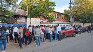 Padres madrugan en las escuelas para inscribir a sus hijos  - Nacionales - ABC Color