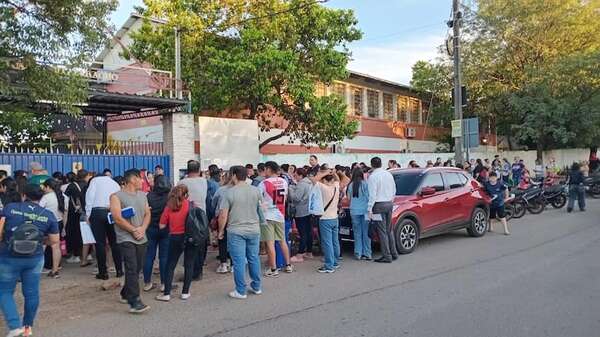 Padres madrugan en las escuelas para inscribir a sus hijos  - Nacionales - ABC Color