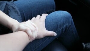 Se le descompuso la moto, la ayudaron y le quisieron cobrar “el favor”