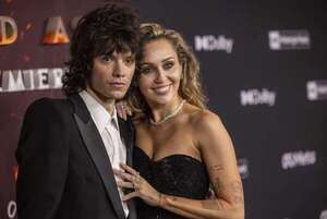 Miley Cyrus mostró su anillo de compromiso en la premier mundial de Avatar - Gente - ABC Color