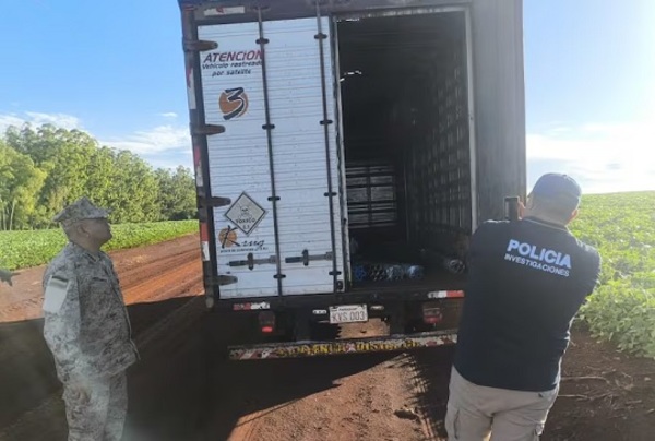 Camión de encomiendas es asaltado por un grupo armado en Capitán Meza