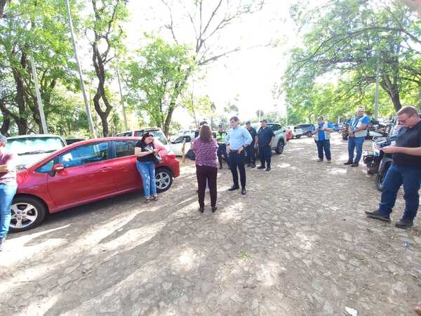 Policía y Fiscalía incautan vehículos con medicamentos en estacionamiento del Hospital Central