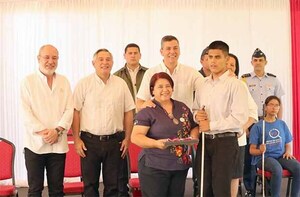 Gobierno entrega dispositivos tecnológicos para personas con discapacidad visual, financiados por Itaipú | DIARIO PRIMERA PLANA