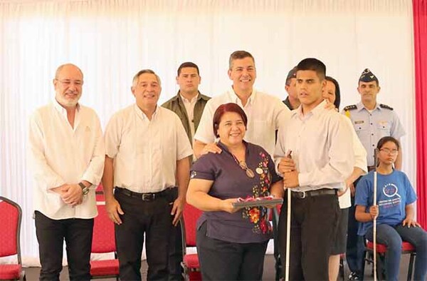 Gobierno entrega dispositivos tecnológicos para personas con discapacidad visual, financiados por Itaipú | DIARIO PRIMERA PLANA
