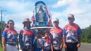 Prometieron caminar hasta Caacupé si lograban comprar un auto y cumplieron