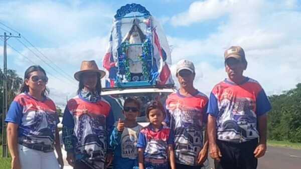 Prometieron caminar hasta Caacupé si lograban comprar un auto y cumplieron