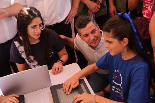 Entregan tablets de alta tecnología para estudiantes con discapacidad visual, con apoyo de Itaipú - ADN Digital