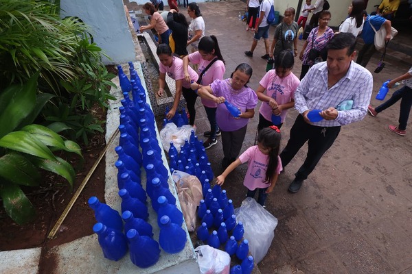 Popular / Profe paga su promesa regalando agua de la Virgen a vecinos