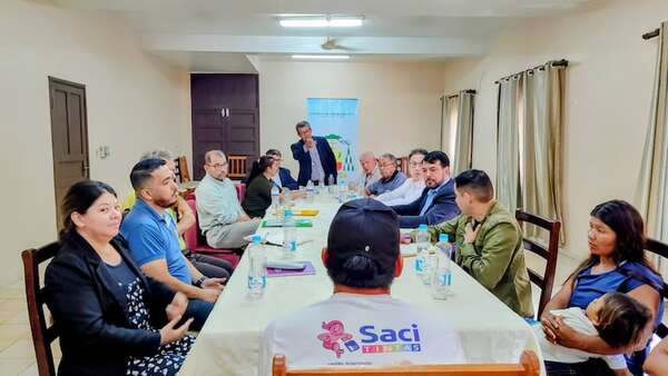 Obispo busca solución a indígenas acampados frente a la Gobernación de Alto Paraná - ABC en el Este - ABC Color