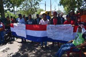 Ayolas: protestan para que Yacyretá libere más agua y limpie el río Paraná de algas - Nacionales - ABC Color