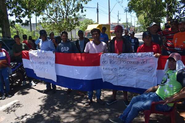 Ayolas: protestan para que Yacyretá libere más agua y limpie el río Paraná de algas - Nacionales - ABC Color