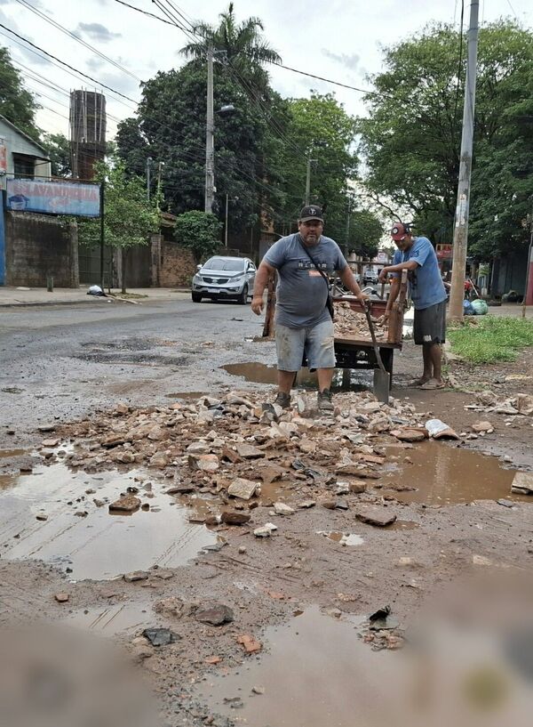 Vecinos de Juan Leopardi denuncian abandono municipal y tapan baches por cuenta propia » San Lorenzo PY