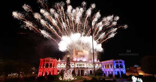 La Nación / El árbol de Navidad del Palacio de López ya ilumina Asunción