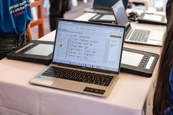 Gobierno Entrega Equipos Dot Pad a Centro Santa Lucía