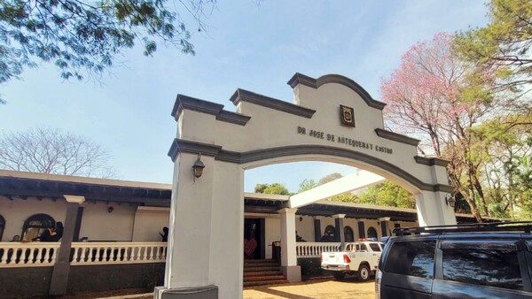 CDE: Mujica depende de préstamo para deudas atrasadas y salarios