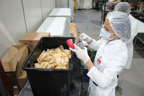 Popular / Niños atletas tumbados tras almuerzo en la secrertaría de Deportes