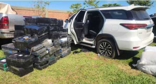 Hallan documentos de jefe policial en zona de escape narco y este dice que se le cayeron durante operativo - Noticiero Paraguay