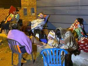 Padres obligados a acampar durante días para inscribir a sus hijos por falta de docentes - Nacionales - ABC Color