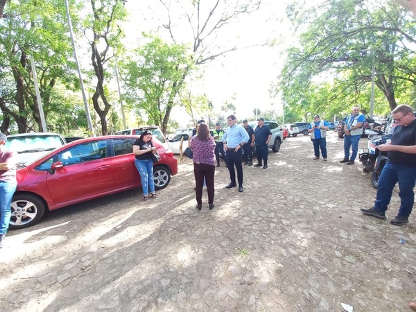 Operativo sorpresa en IPS revela venta clandestina de fármacos en pleno estacionamiento - ADN Digital