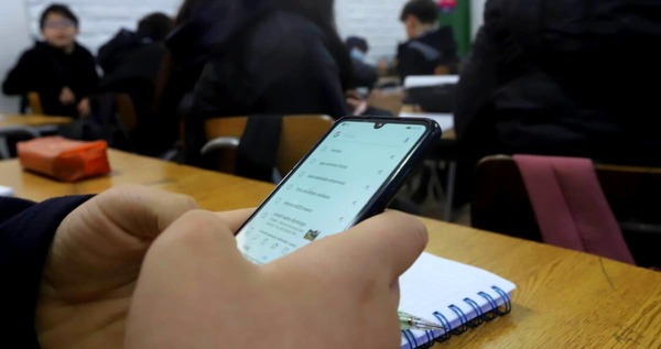Chile aprobó ley que prohíbe uso de teléfonos celulares en colegios
