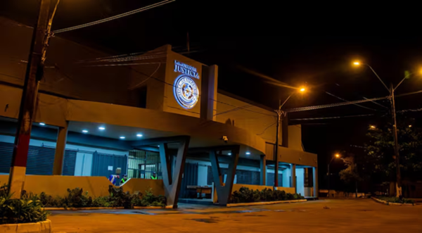 Hallan marihuana arrojada desde la calle al penal de Tacumbú