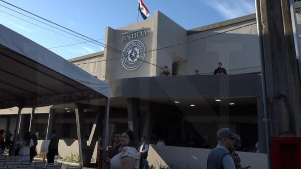 Hallan marihuana lanzada desde la calle al penal de Tacumbú