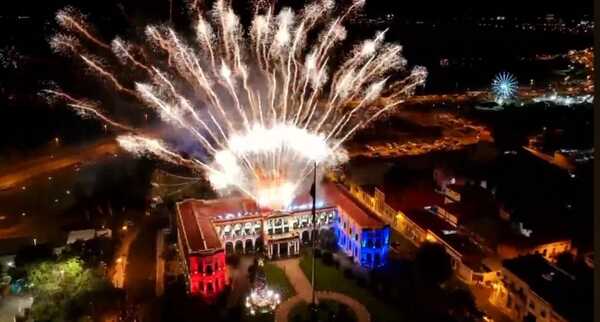 Palacio de López deslumbra con una noche de luces, música y un masivo encendido navideño