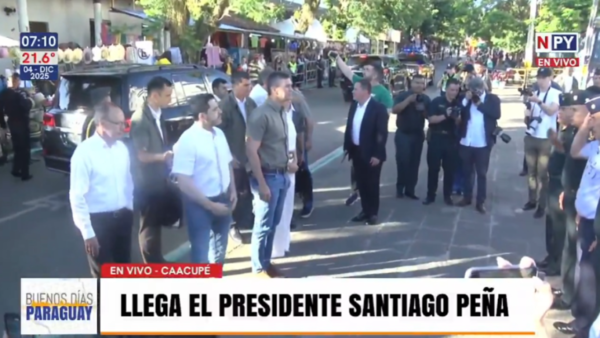 ¿No sonó su alarma? Santiago Peña llega tarde a la misa de Caacupé